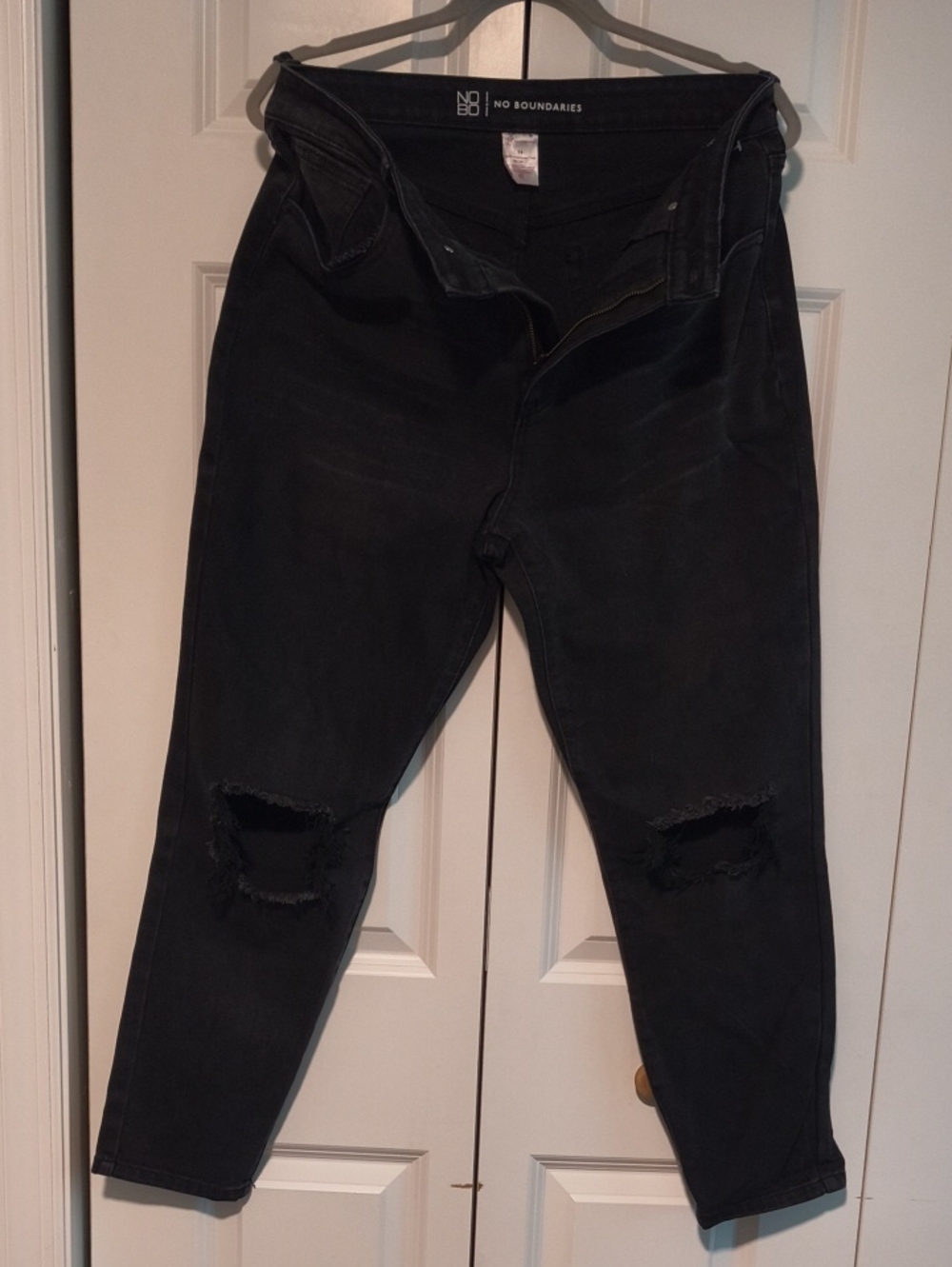 No Boundaries Women’s Black Distressed Skinny Jeans
